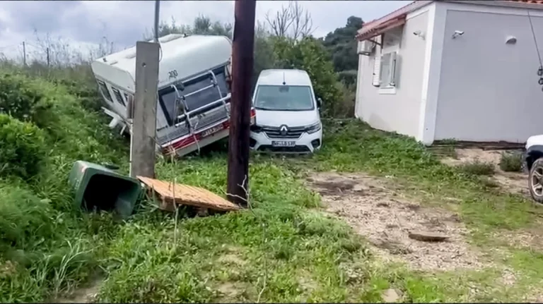 Σοκ στη Φοινικούντα: Τουρίστες βγήκαν από το παράθυρο και κολύμπησαν για να σωθούν