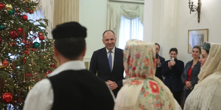 Τα κάλαντα στον Γεραπετρίτη: «Εύχομαι το 2026 να επανέλθει η ειρήνη σε όλο τον κόσμο»