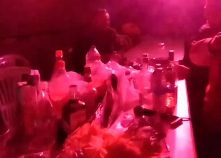 Βίντεο: Έστησαν αυτοσχέδια “μπουζούκια” με Κακοσαίο οι αγρότες στο μπλόκο του Κιάτου