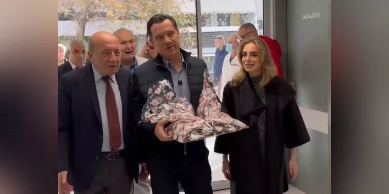 Επίσκεψη Γεωργιάδη σε εφημερεύοντα νοσοκομεία – Μοίρασε γλυκά σε εργαζόμενους και ασθενείς