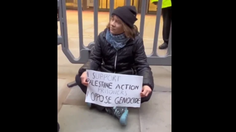 Λονδίνο: Η Γκρέτα Τούνμπεργκ συνελήφθη σε διαδήλωση υπέρ των Παλαιστινίων