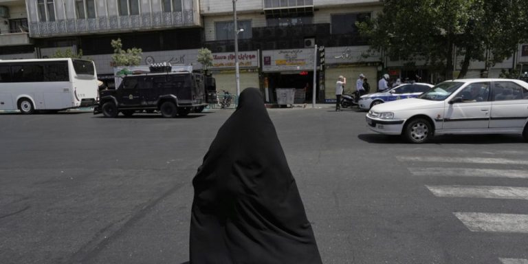 Σοκ στο Ιράν: Γυναίκα που έγινε νύφη στα 12 κινδυνεύει με εκτέλεση για τον θάνατο του βίαιου συζύγου της