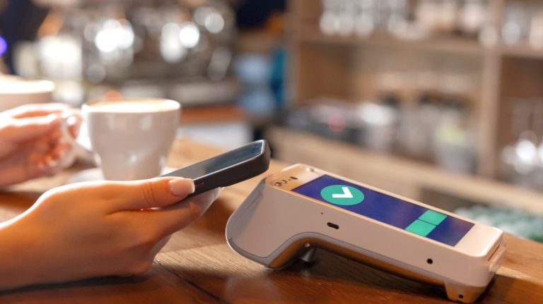 Υποχρεωτικές από σήμερα παντού οι πληρωμές και με IRIS