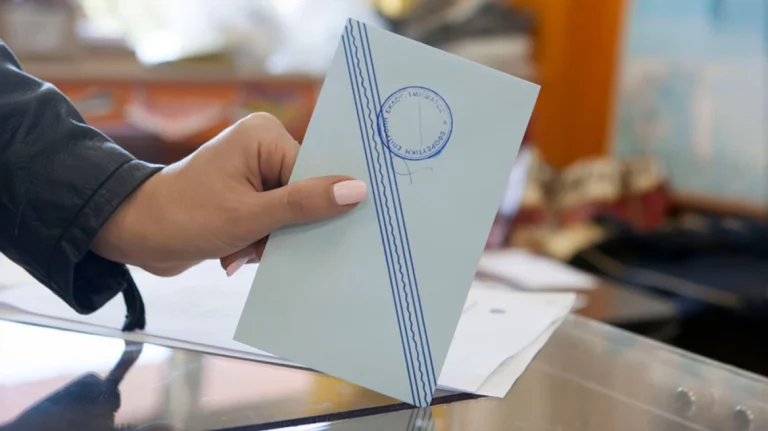 Δημοσκόπηση Real Polls: Μπροστά με 28,5% η ΝΔ, 16 μονάδες πίσω το ΠΑΣΟΚ