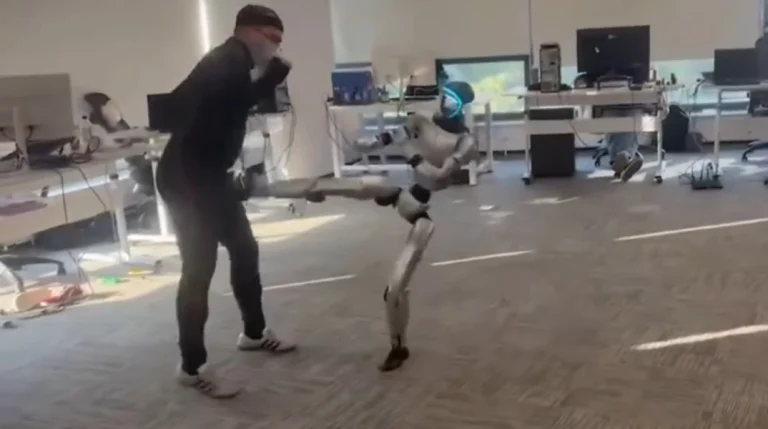 Ρομπότ κλώτσησε άνδρα στα γεννητικά του όργανα – Δείτε βίντεο