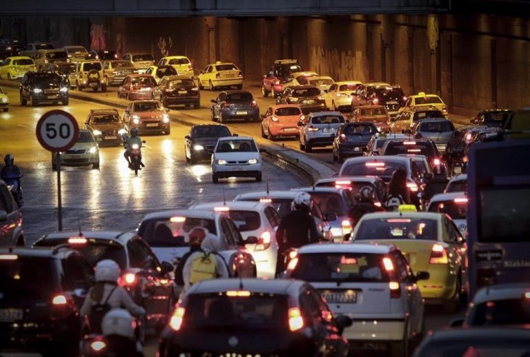 Κίνηση στους δρόμους: Στο κόκκινο ο Κηφισός – Μεγάλες καθυστερήσεις στην Αττική Οδό