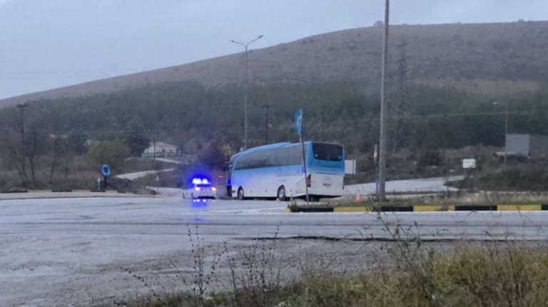 «Έπιασα το τιμόνι και προσπάθησα να πατήσω φρένο», λέει ο επιβάτης που σταμάτησε το λεωφορείο – Ο οδηγός έπαθε ανακοπή