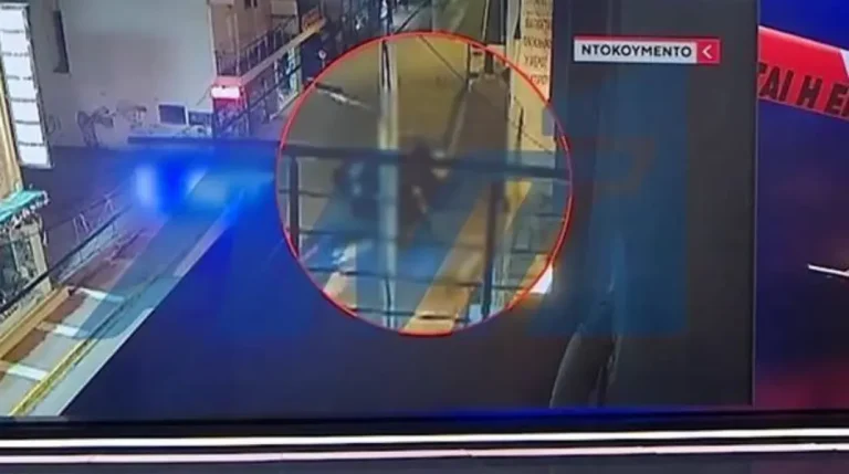 Θανατηφόρο τροχαίο στη Λούτσα: «Ο οδηγός κοίταζε το αυτοκίνητό του να δει τη ζημιά» – Τι λέει αυτόπτης μάρτυρας