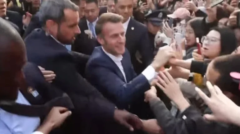 Υποδοχή «ροκ σταρ» στον Μακρόν που ταξίδεψε στην Κίνα – Δείτε βίντεο