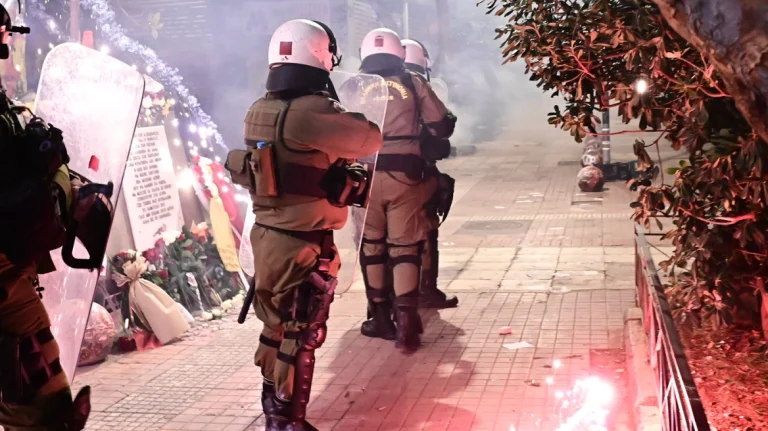 Εξάρχεια: Επίθεση με μολότοφ κατά διμοιρίας των ΜΑΤ