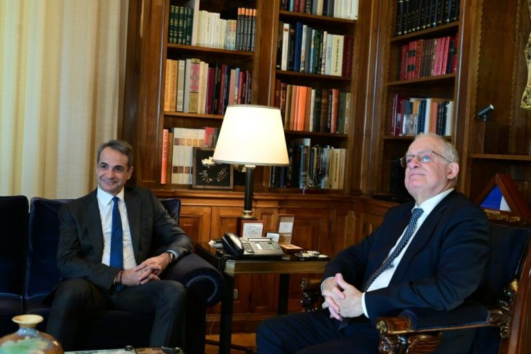 Μητσοτάκης σε Τασούλα: Πιστεύω ότι αγρότες θα απομακρυνθούν σύντομα από τα μπλόκα