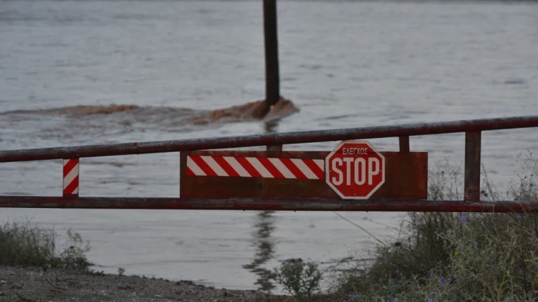 Στα όρια της υπερχείλισης ο Πηνειός – Απότομη άνοδος της στάθμης