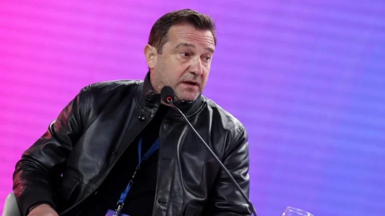 Οργισμένη απάντηση Πλακιά για την χριστουγεννιάτικη κάρτα της Hellenic Train – «Αρρωστημένη συμπεριφορά»