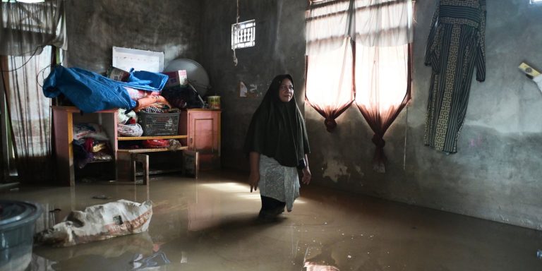 Σοκαριστικές εικόνες από τις πλημμύρες στην Ινδονησία – Πάνω από 800 νεκροί