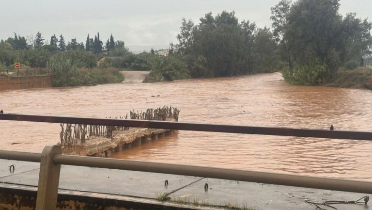Κακοκαιρία Byron: Ήχησε το 112 στην Ελευσίνα – «Κίνδυνος υπερχείλισης του Σαρανταπόταμου»