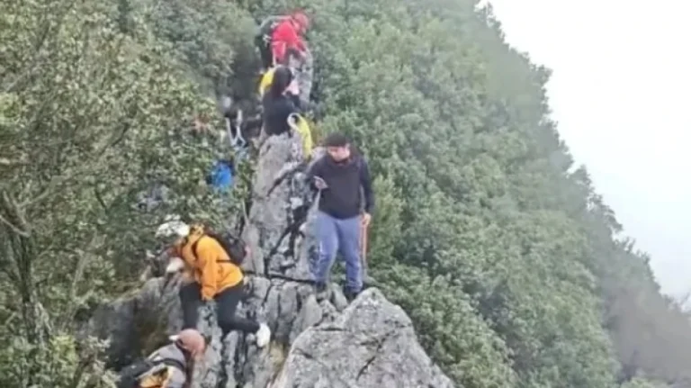 Βίντεο από τη στιγμή που τουρίστας πέφτει από γκρεμό ύψους 40 μέτρων προσπαθώντας να βγάλει selfie