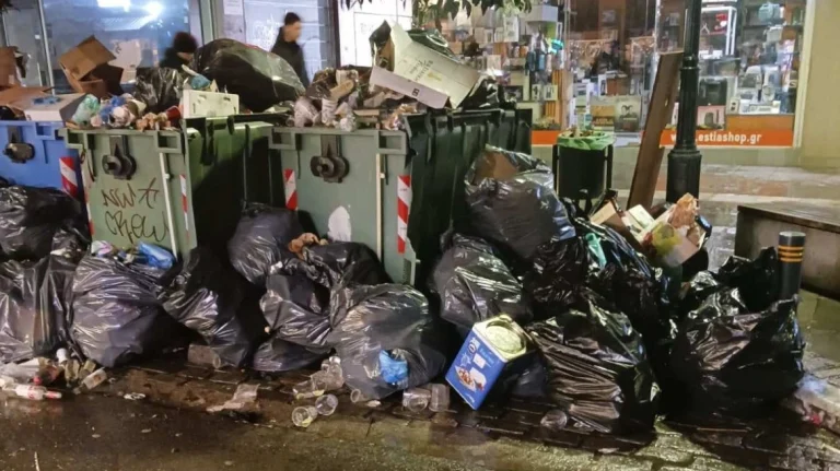 Γέμισαν σκουπίδια οι δρόμοι της Θεσσαλονίκης μετά τη γιορτή για την παραμονή των Χριστουγέννων