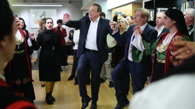 Τα κάλαντα από την Πανηπειρωτική Συνομοσπονδία άκουσε ο Φάμελλος και χόρεψε μαζί τους