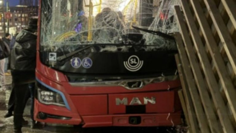 Λεωφορείο καρφώθηκε στην πρόσοψη κτιρίου στην Στοκχόλμη: Τουλάχιστον 13 τραυματίες