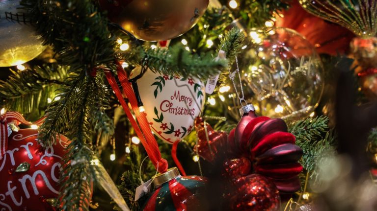 Εορταστικό ωράριο Χριστουγέννων: Ποιες Κυριακές θα είναι ανοιχτά τα μαγαζιά