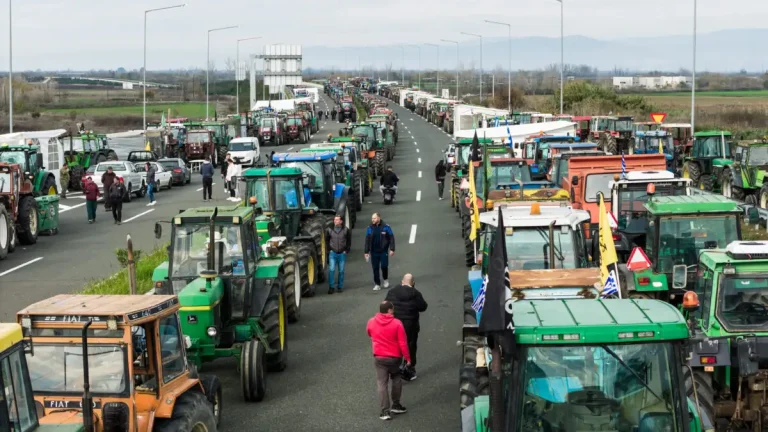 Κρίσιμη ημέρα για το αγροτικό: Ανοιχτή στο διάλογο και σε επιπλέον μέτρα η κυβέρνηση για τους αγρότες