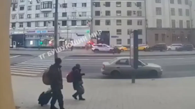 Τρομακτικό θανατηφόρο τροχαίο στη Ρωσία: Περιπολικό εμβόλισε δίκυκλο και εκτόξευσε τον αναβάτη του – Σκληρό βίντεο