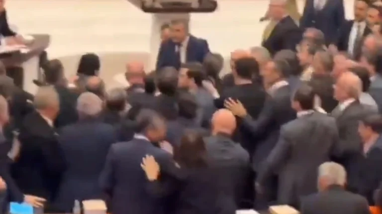 Χάος στην τουρκική βουλή: Αντάλλαξαν γροθιές βουλευτές του Ερντογάν με της αντιπολίτευσης