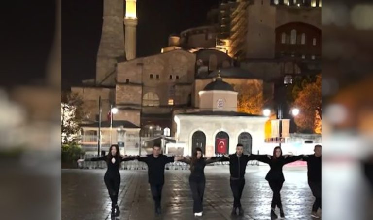 Έντονες αντιδράσεις από τουρκικά ΜΜΕ για τους Έλληνες που χόρεψαν έξω από την Αγία Σοφία