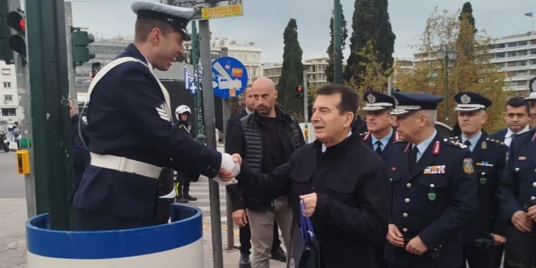 Ο Χρυσοχοΐδης αντάλλαξε ευχές και έδωσε δώρα στον τροχονόμο στο βαρέλι στην πλατεία Συντάγματος