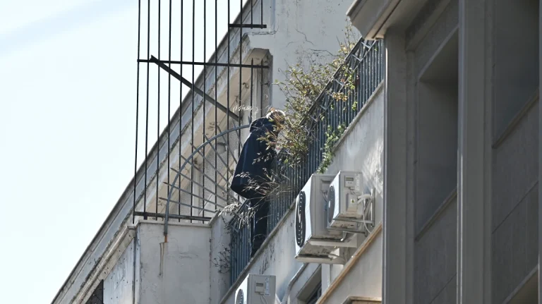 Άνδρας απειλεί να πέσει από την ταράτσα στο κτίριο της πολεοδομίας στην Ομόνοια