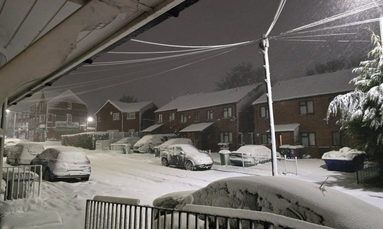 Αντιμέτωπη με τη «σφοδρότερη χιονόπτωση της δεκαετίας» η Βρετανία: Χωρίς ρεύμα χιλιάδες πολίτες