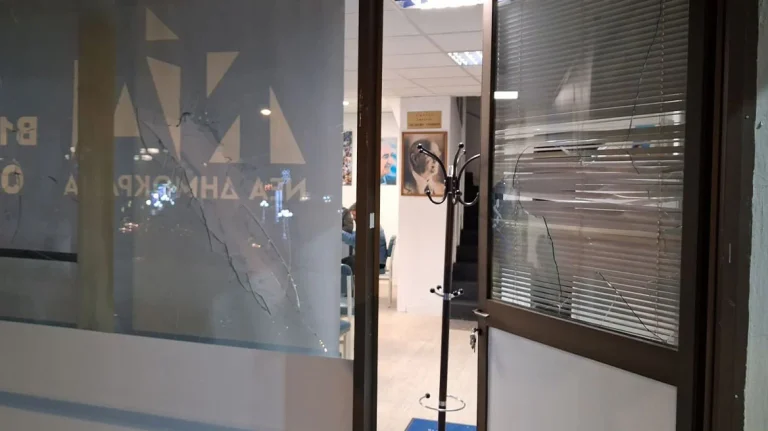 Πεύκη: Επίθεση από αγνώστους σε γραφεία της Νέας Δημοκρατίας (εικόνες)