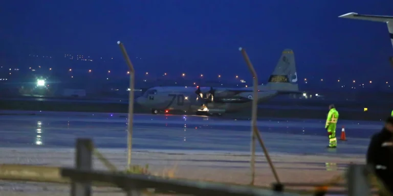 Προσγειώθηκε στη Θεσσαλονίκη το C-130 με τις σορούς των 7 οπαδών του ΠΑΟΚ