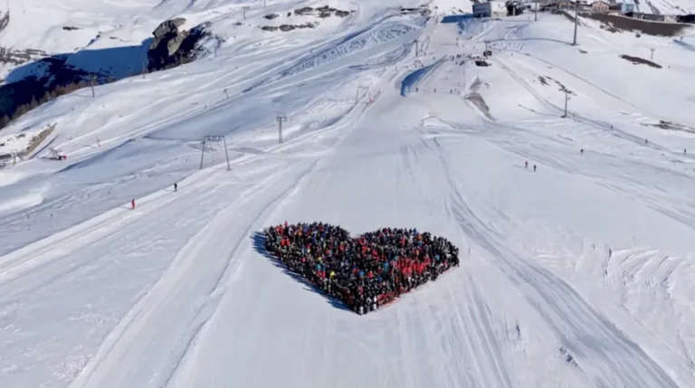 Σκιέρ σχημάτισαν μία καρδιά στο χιόνι για τα θύματα της τραγωδίας στο Κραν-Μοντανά
