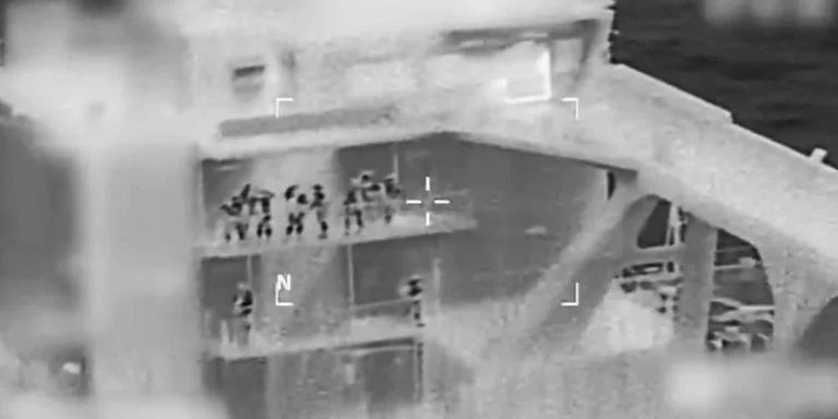 Θρίλερ με την κατάσχεση των δύο τάνκερ από Αμερικανούς κομάντο