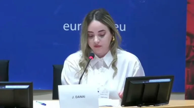 Συγκλονιστική μαρτυρία στο Ευρωκοινοβούλιο: Η 20χρονη κόρη θύματος γυναικοκτονίας από το Μενίδι