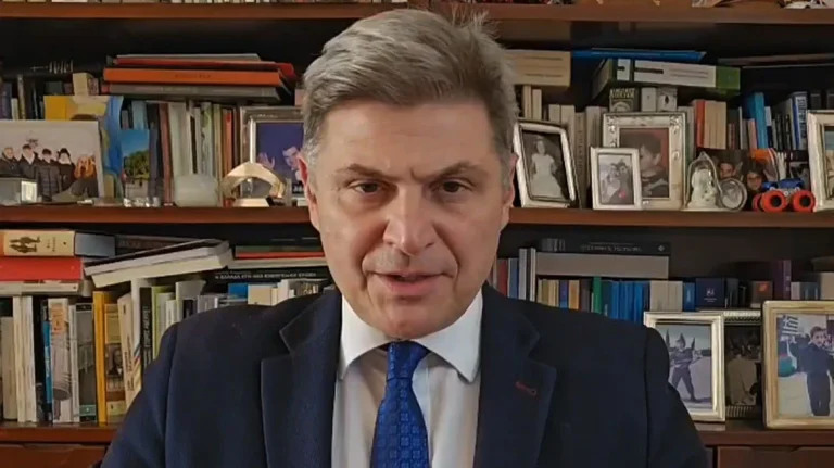 Δεν παραδίδει την έδρα ο Φαραντούρης: Λογοδοτώ μόνο στους συμπολίτες μου