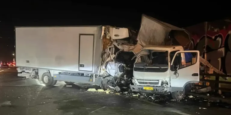 Τραγωδία στον Κηφισό: Νεκρός ο ένας οδηγός από την σύγκρουση των φορτηγών 