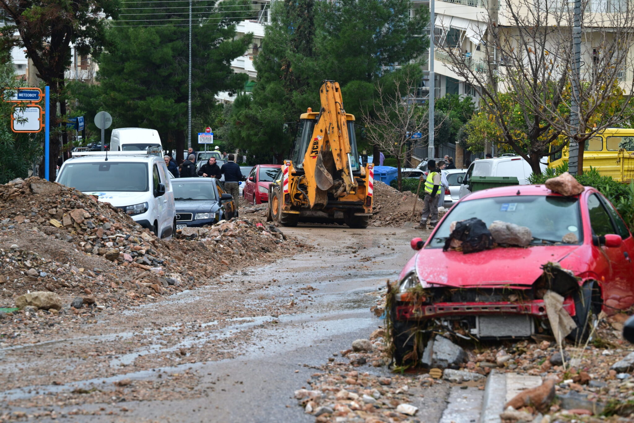 Η επόμενη μέρα στην Γλυφάδα: Αυτοκίνητα βυθισμένα σε νερά και πέτρες, δρόμοι καλυμμένοι από λασπόνερα