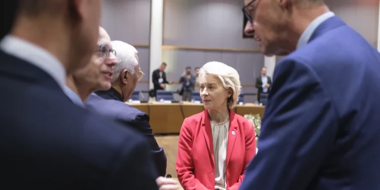 Politico: Η στιγμή που οι ηγέτες της ΕΕ αποφάσισαν ότι η Ευρώπη πρέπει να σταθεί μόνη της