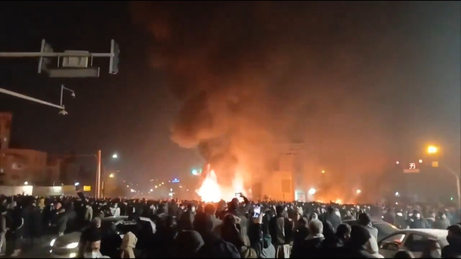 Μαζικές διαδηλώσεις στο Ιράν: Στους δρόμους οι διαδηλωτές, κατέλαβαν πόλεις, έκαψαν κυβερνητικά κτίρια