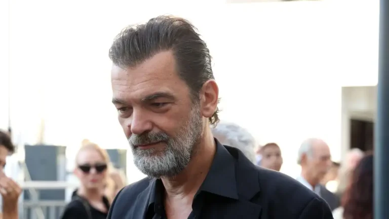 Συγκινεί ο Κωνσταντίνος Καζάκος για τους γονείς του: «Θα ήθελα πολύ να τους αγκαλιάσω ξανά»