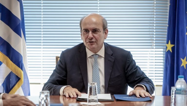 Χατζηδάκης για φωτιά στο εργοστάσιο στα Τρίκαλα: «Συλλυπητήρια στις οικογένειες των θυμάτων»