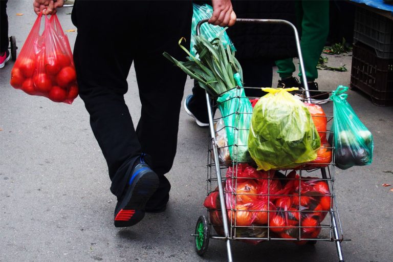 Επ’ αόριστον απεργία από σήμερα στις λαϊκές αγορές