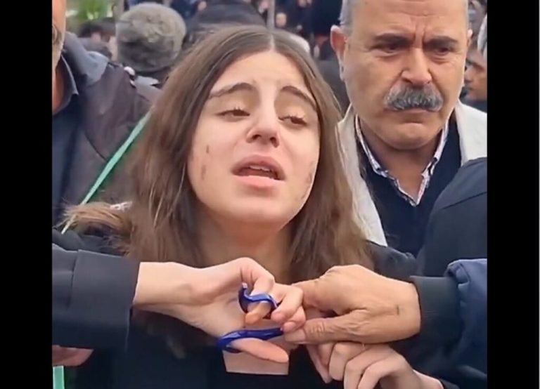 Σοκαριστικό βίντεο: Νεαρή κόβει τα μαλλιά της στην κηδεία της αδελφής της που σκοτώθηκε σε διαδήλωση στο Ιράν
