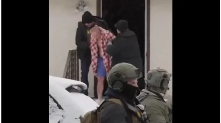 Σοκ στη Μινεσότα: Η ICE εισέβαλε στο σπίτι 56χρονου και τον έσυρε μισόγυμνο μέσα στο χιόνι