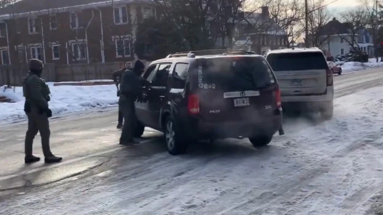 Οργή στη Μινεάπολη: Πράκτορας της ICE πυροβόλησε και σκότωσε 37χρονη