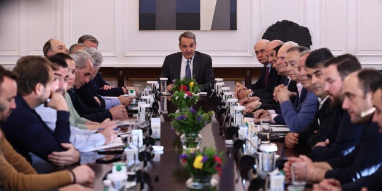 Κλειδώνει η συνάντηση Μητσοτάκη με τους «σκληρούς» των μπλόκων