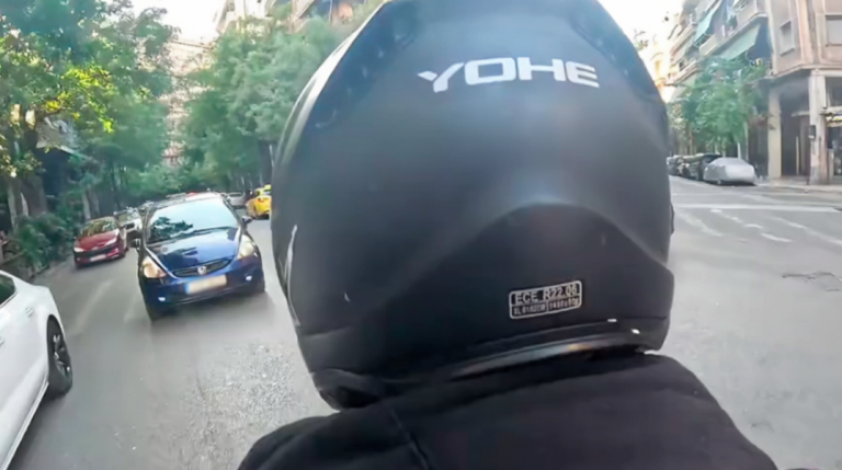 Μοτοσικλετιστής έκανε επικίνδυνες σφήνες στο κέντρο της Αθήνας, παραβίασε κόκκινο και ανέβασε το βίντεο στο TikTok