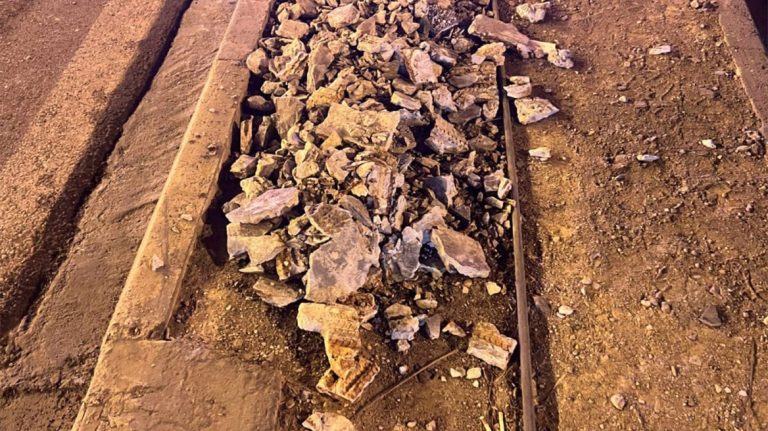 Νέα Ιωνία: Έπεσαν από γέφυρα τσιμέντα στη μέση του δρόμου